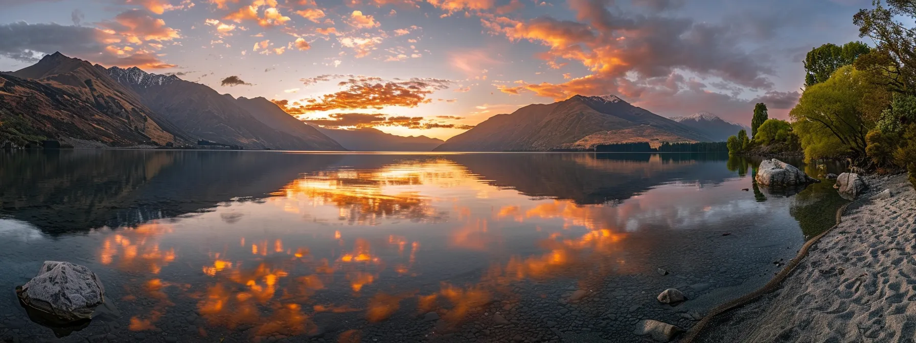 ein leuchtender sonnenuntergang über einem stillen see, dessen glatte oberfläche die warmen farben des himmels widerspiegelt und eine friedliche atmosphäre schafft.